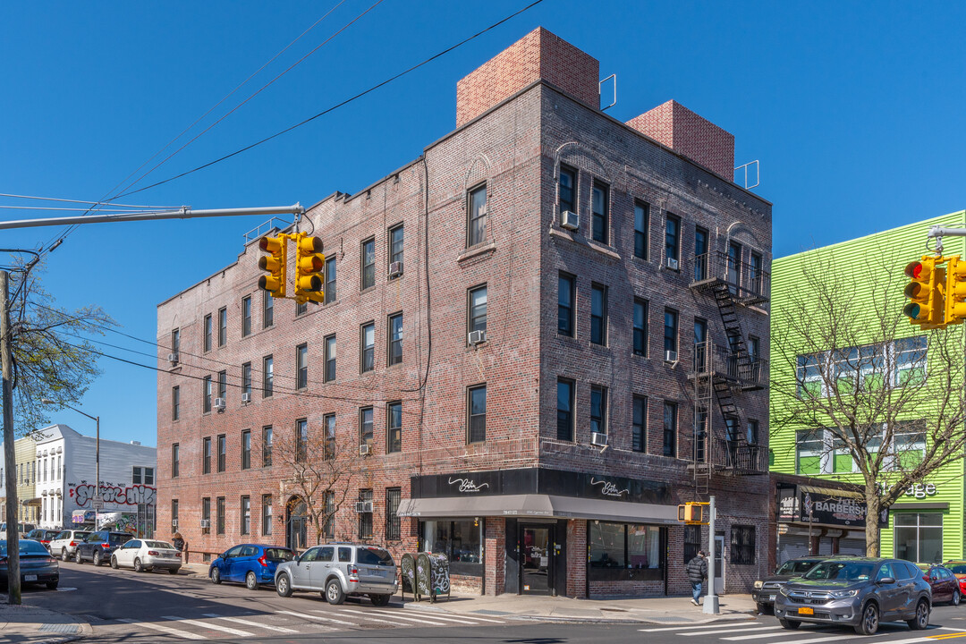 996 Cypress Ave in Ridgewood, NY - Building Photo