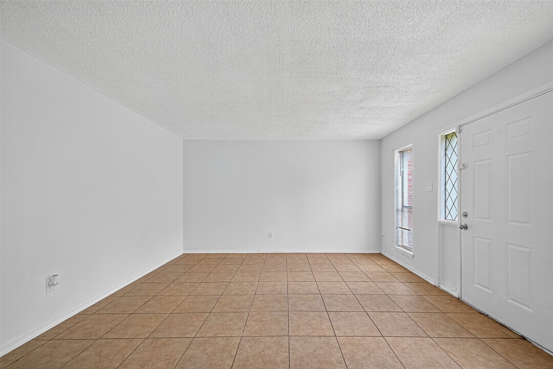 7839 Cook Rd in Houston, TX - Foto de edificio