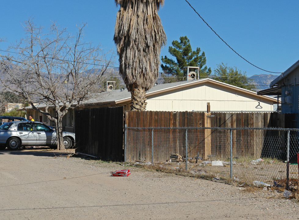 5757-5759 E 28th St in Tucson, AZ - Foto de edificio