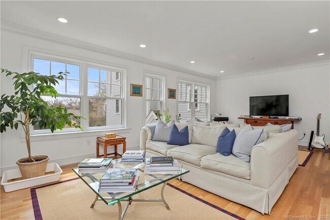 52 Oak St in New Canaan, CT - Building Photo - Building Photo