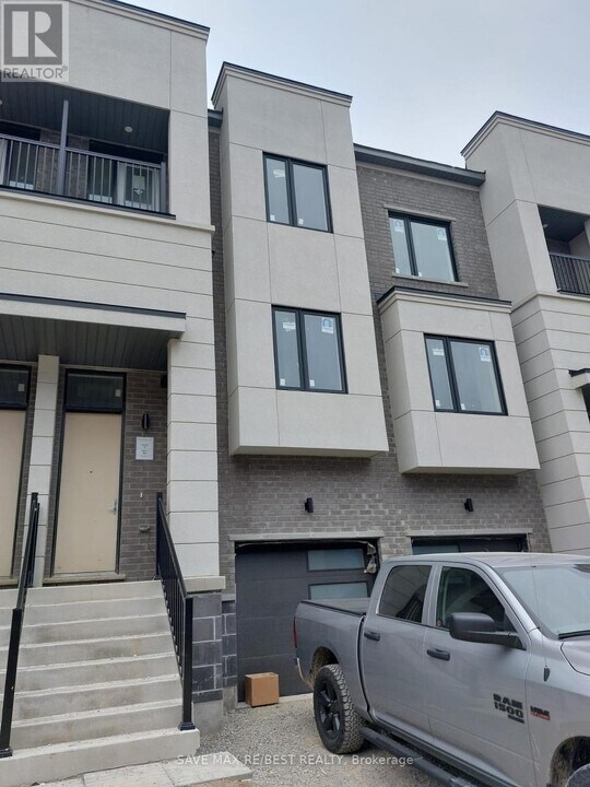 10 Heathrow Ln in Caledon, ON - Building Photo