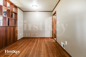 9936 E 36th St S in Independence, MO - Foto de edificio - Building Photo