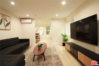 9042 Phyllis Ave in West Hollywood, CA - Building Photo - Building Photo