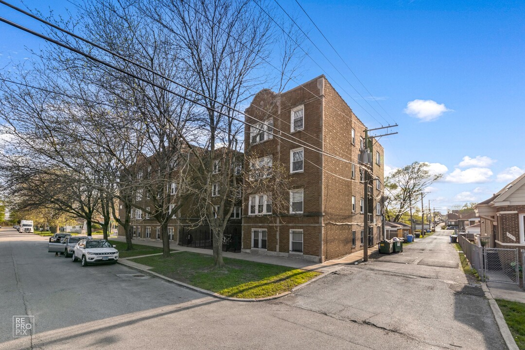 9244 S Saginaw in Chicago, IL - Foto de edificio