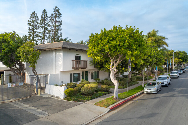 Huntington Parkside in Huntington Beach, CA - Foto de edificio - Building Photo