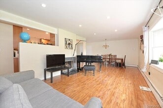 43 Flagstone Ln in Westbury, NY - Building Photo - Building Photo