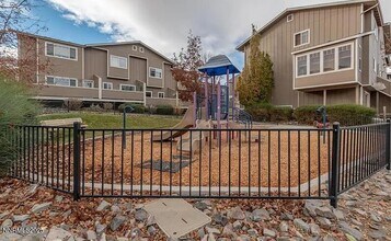 350 Andrew Cahill Ln in Reno, NV - Foto de edificio - Building Photo