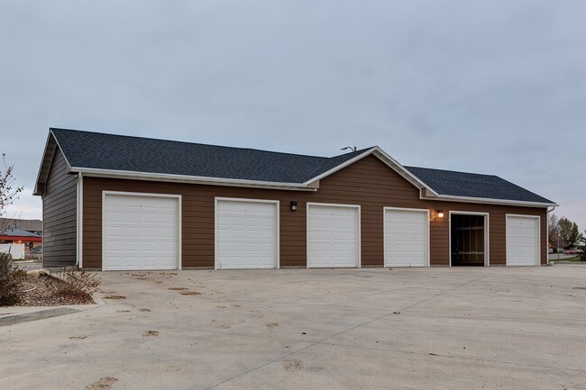 Sterling Crane Apartments in Williston, ND - Foto de edificio - Building Photo