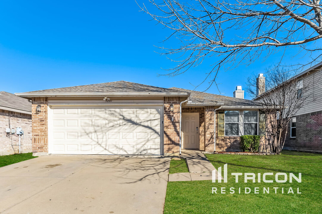 9201 Riding Stable Ln in Fort Worth, TX - Foto de edificio