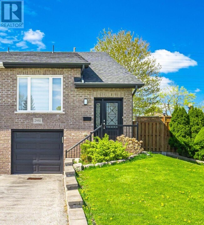 2951 Salerno Crescent in Mississauga, ON - Building Photo