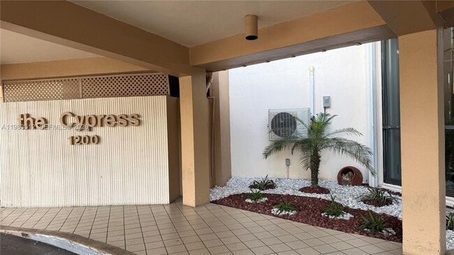 1200 St Charles Pl in Pembroke Pines, FL - Foto de edificio - Building Photo