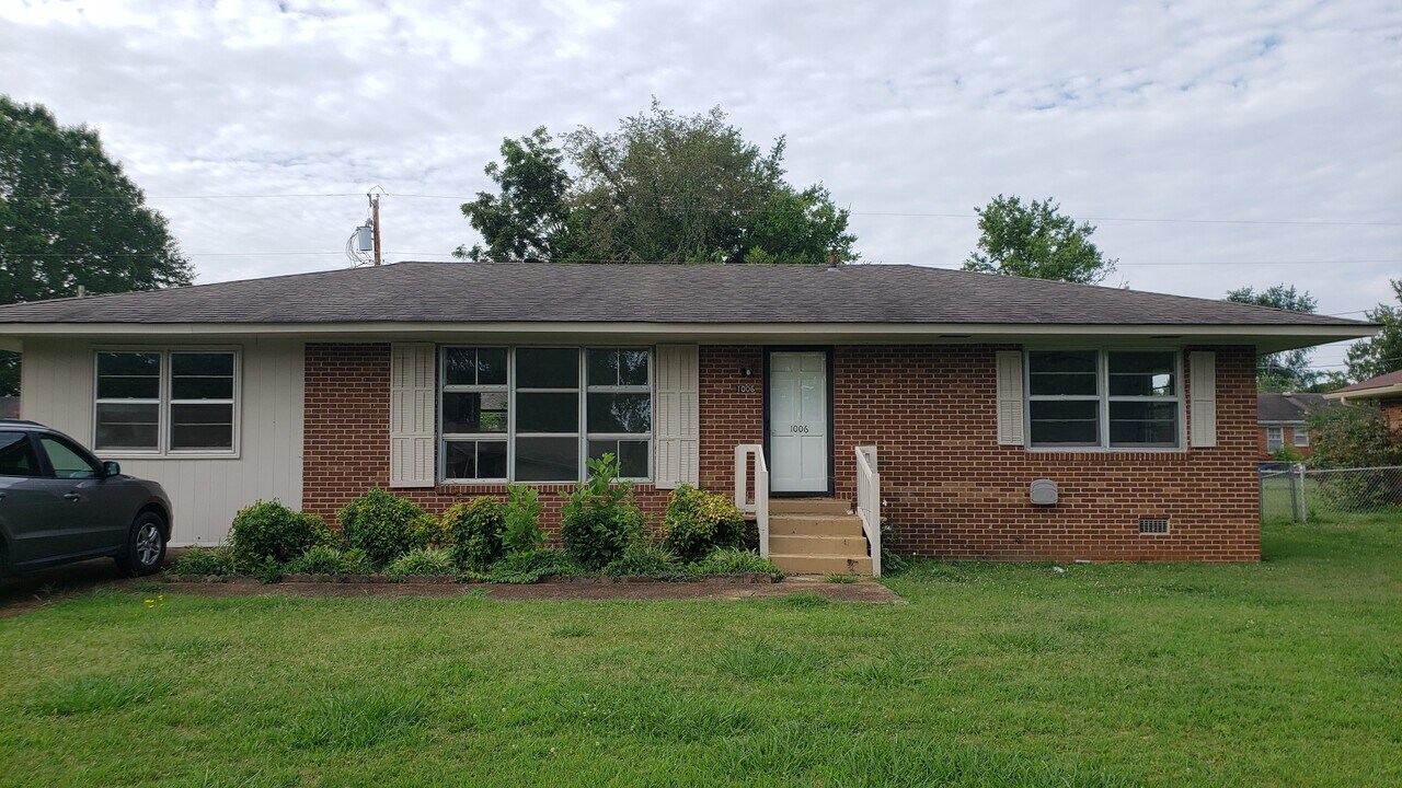 1006 Waverly Ave in Muscle Shoals, AL - Building Photo