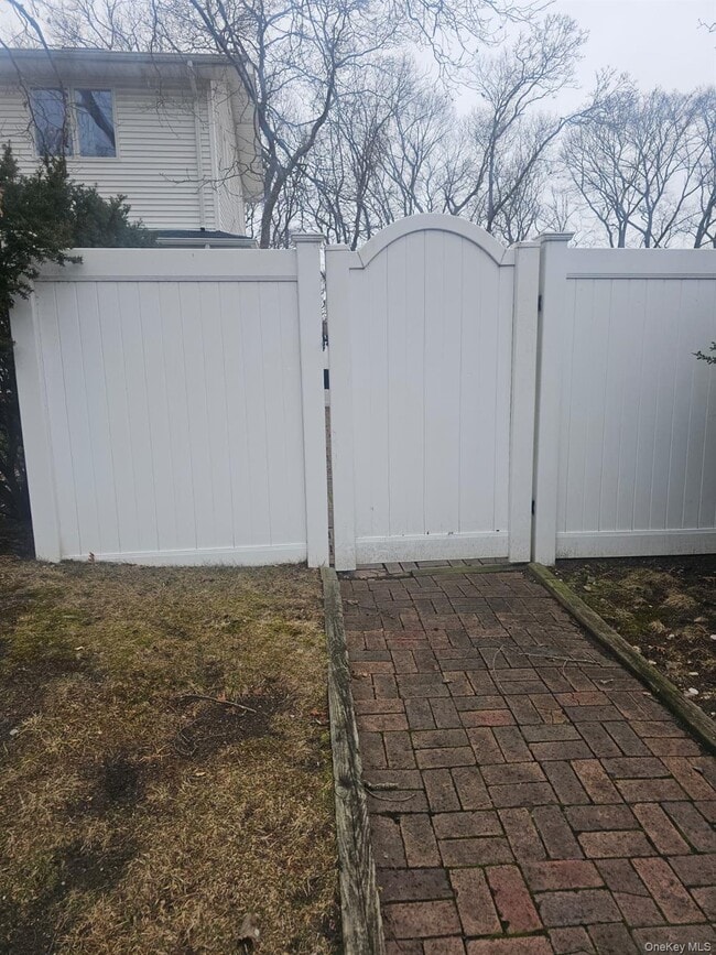 31 Albermarle Ave in Holtsville, NY - Building Photo - Building Photo