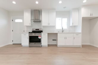 13118 Branford St in Pacoima, CA - Foto de edificio - Building Photo