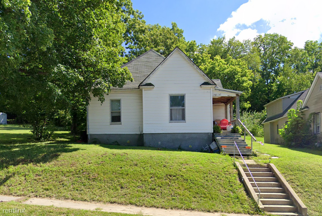 232 N Hawkins Ave in Hannibal, MO - Foto de edificio