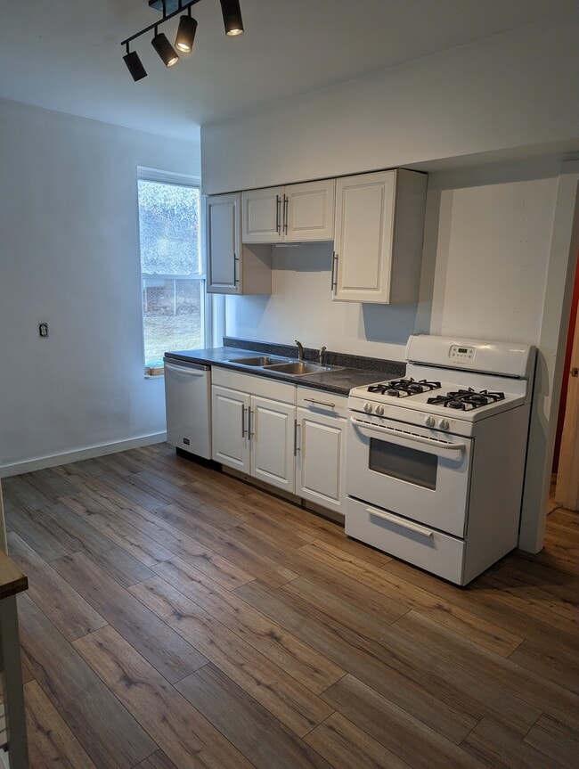 property at 3205 Parkview Ave