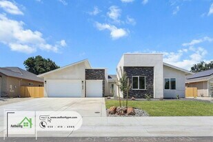 2856 River Dr in Redding, CA - Building Photo