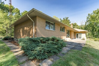 42 Hwy 8 in Hamilton, ON - Building Photo - Building Photo