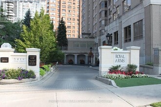 5418 Yonge St in Toronto, ON - Building Photo - Building Photo