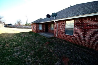 1242 N Shannon Way in Mustang, OK - Building Photo - Building Photo
