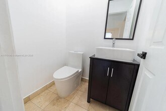 20270 NE 25th Ave in Miami, FL - Foto de edificio - Building Photo