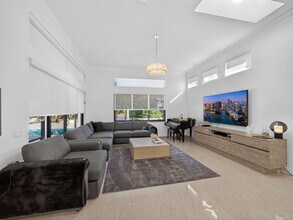 125 Pembroke Dr in Palm Beach Gardens, FL - Building Photo - Building Photo