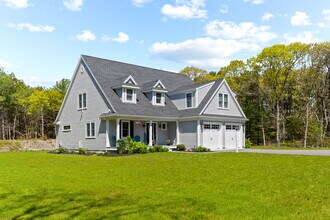 65 St Marks Rd in Falmouth, MA - Foto de edificio - Building Photo