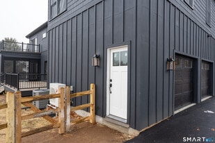 31 Drive Way in Guilford, CT - Building Photo