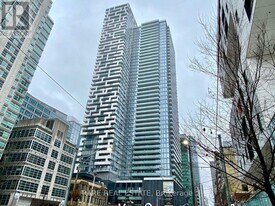 25 Richmond St E in Toronto, ON - Building Photo