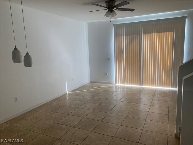 3624 Pine Oak Cir in Ft. Myers, FL - Foto de edificio - Building Photo