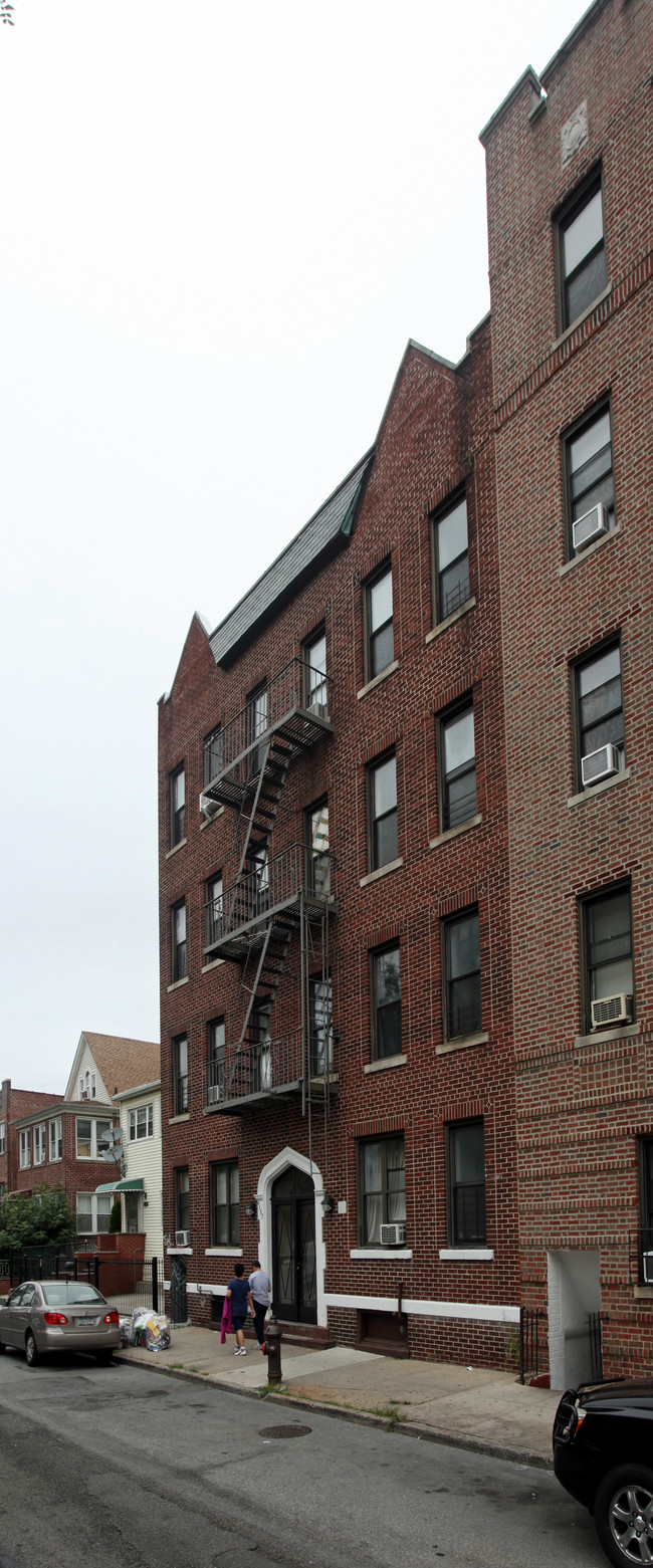 41-57 75th St in Elmhurst, NY - Foto de edificio - Building Photo