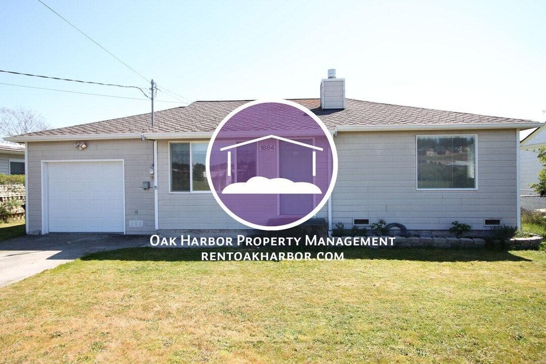 1884 SW Beeksma Dr in Oak Harbor, WA - Building Photo