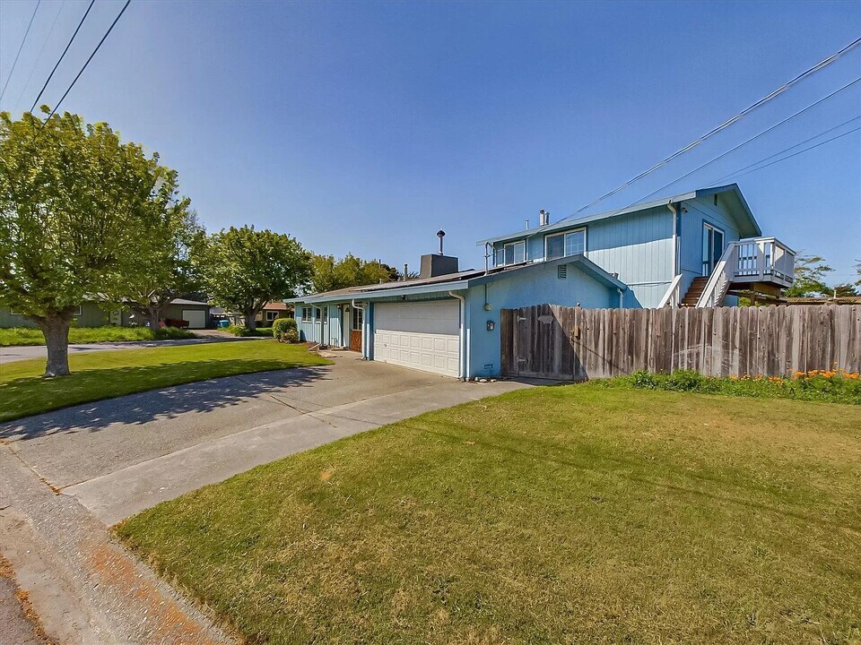 1834 Roberts Way in Arcata, CA - Building Photo