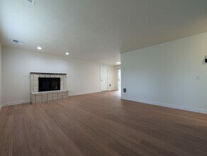 2410 Lily Ave in Eugene, OR - Building Photo - Building Photo