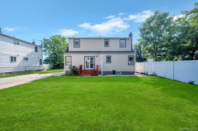 308 New South Rd in Hicksville, NY - Building Photo - Building Photo