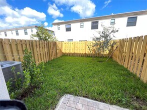 12851 SW 232nd Ln in Princeton, FL - Foto de edificio - Building Photo