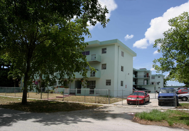 Terri Anne Apartments in North Miami, FL - Foto de edificio - Building Photo