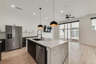 2038 N Prairie Ave in Dallas, TX - Building Photo - Building Photo