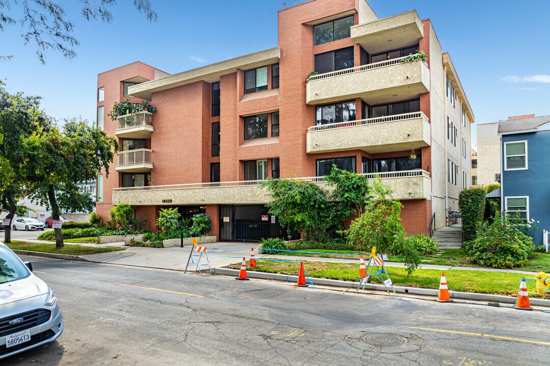 14520 Dickens St in Sherman Oaks, CA - Building Photo