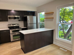 122 Greenbrier Dr in Radford, VA - Building Photo - Building Photo