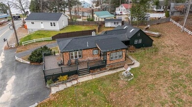 94 Lakeshore Dr in Northwood, NH - Building Photo - Building Photo