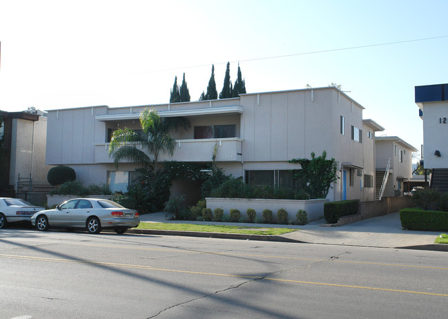 12206 Magnolia Blvd in Valley Village, CA - Foto de edificio - Building Photo