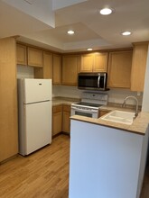 22100 Burbank Blvd, Unit 324C in Woodland Hills, CA - Building Photo - Building Photo