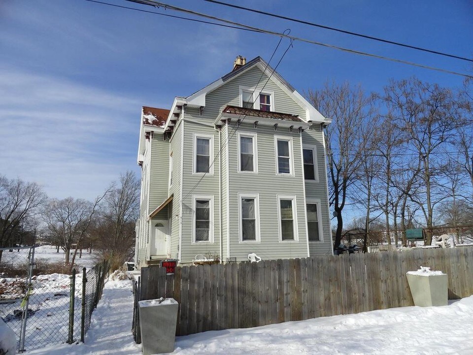 913-915 Hawthorne Ave in Cincinnati, OH - Foto de edificio