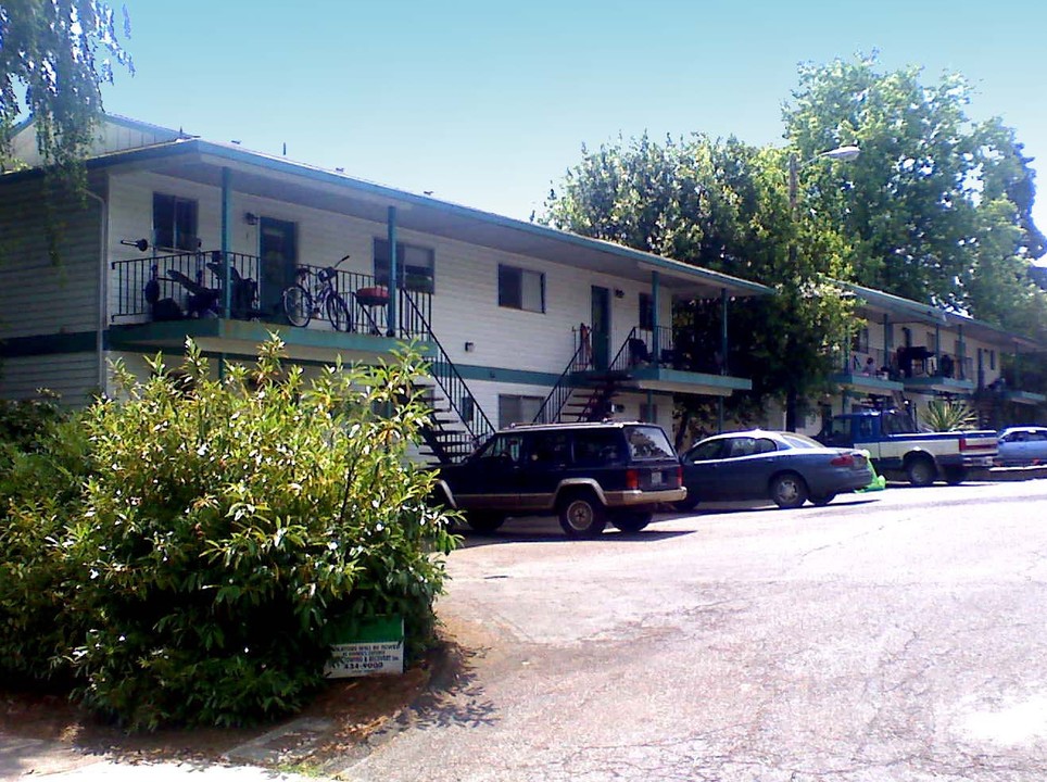 Cedarwood Villa in McMinnville, OR - Building Photo