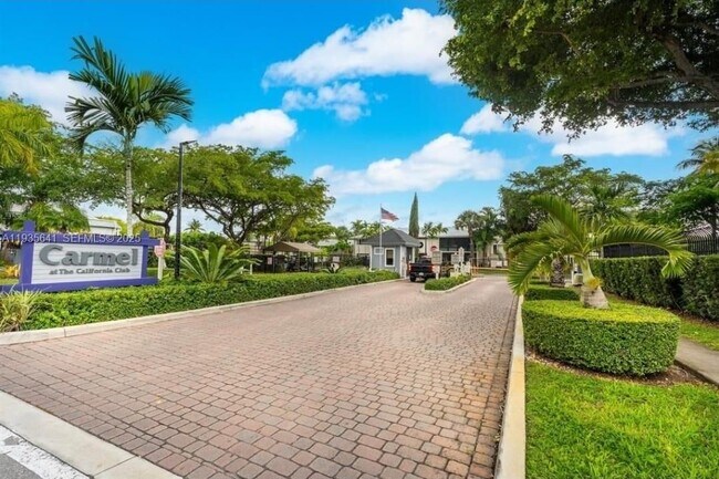 811 NE 199th St in Miami, FL - Building Photo - Building Photo