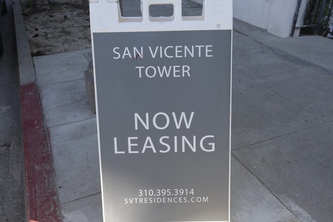 San Vicente Tower in Santa Monica, CA - Foto de edificio - Building Photo