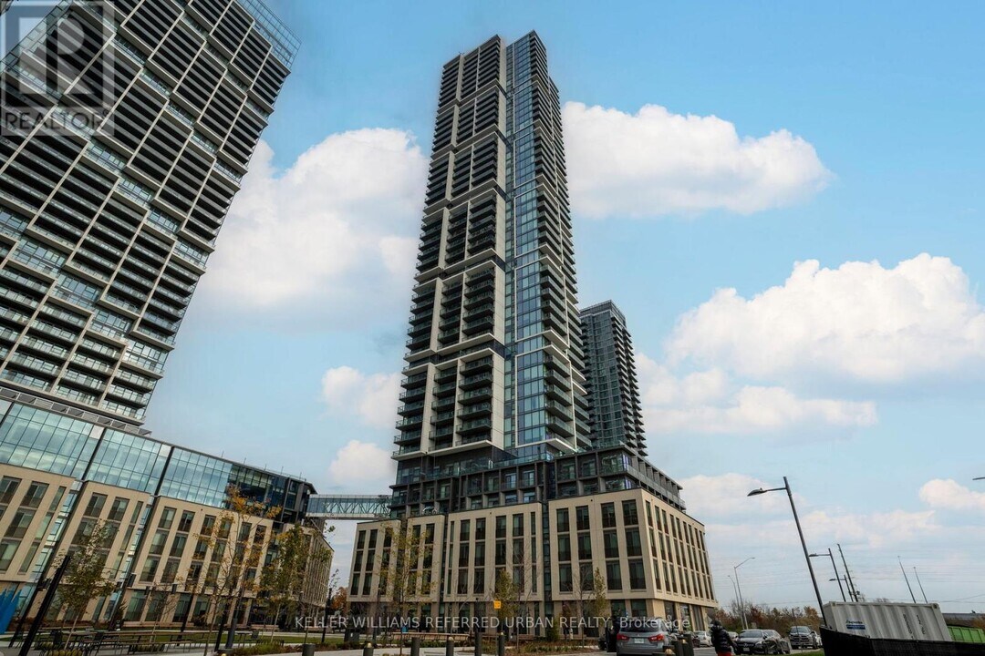 7890 Jane St in Vaughan, ON - Building Photo