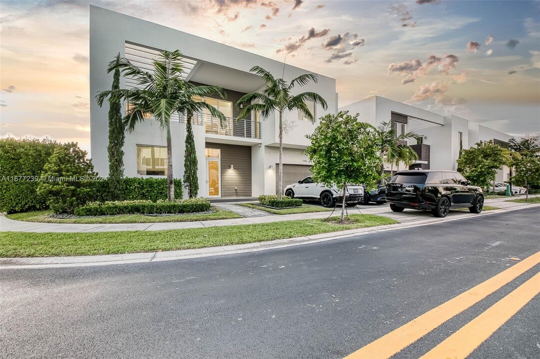 7446 NW 99th Ct in Doral, FL - Foto de edificio