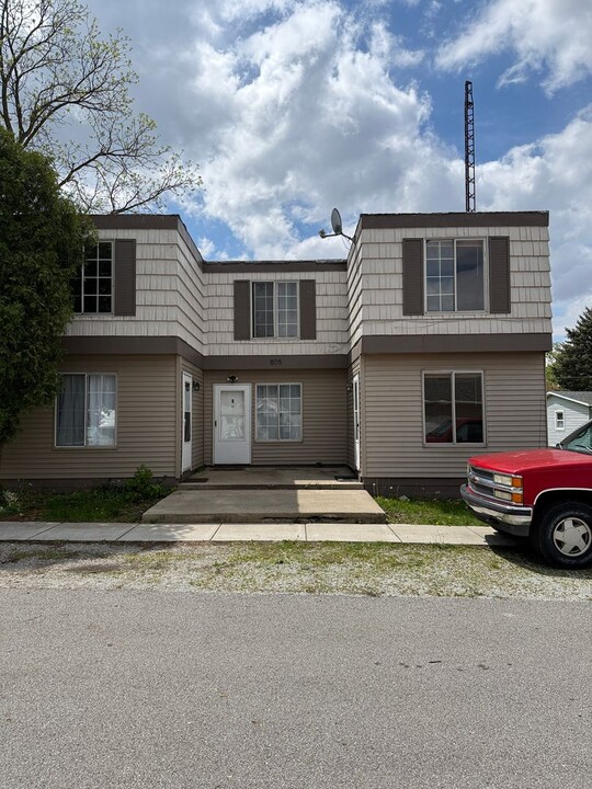 805 S Walnut St in Brookston, IN - Building Photo